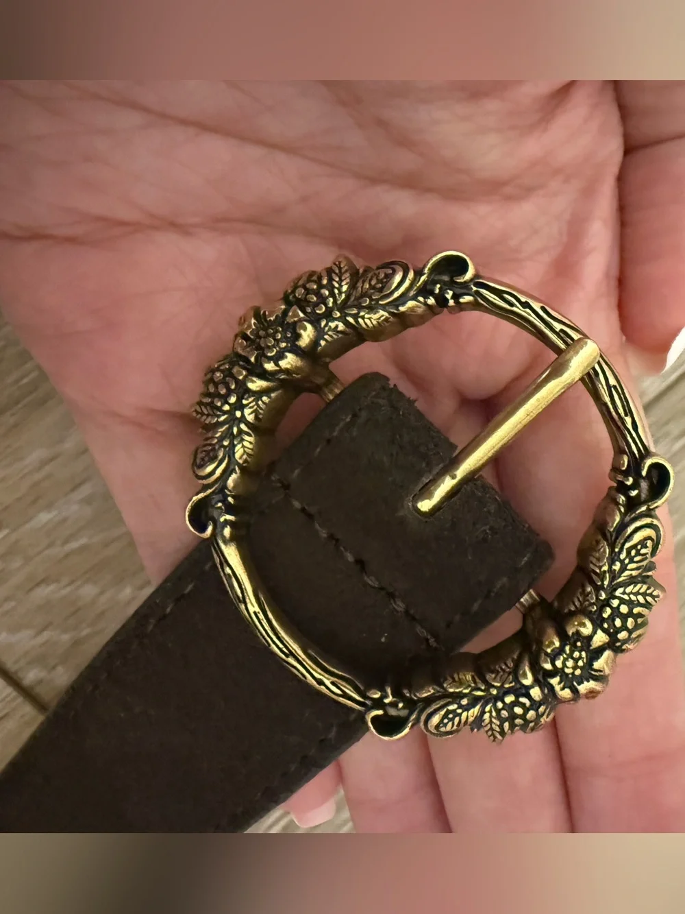 🤎American Eagle Brown suede belt with floral buckle - size medium 🤎